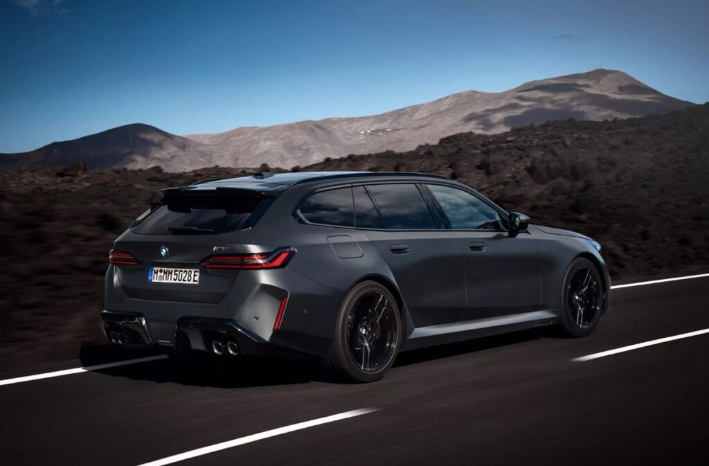 بی ام و M5 تورینگ