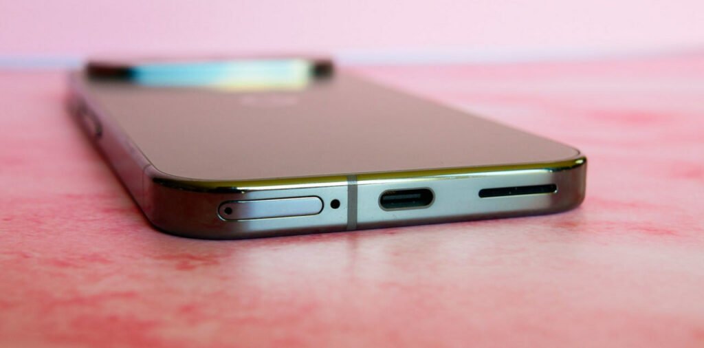 6 دلیلی که برتری تلفنهای پیکسل 9 در برابر آیفون را نشان میدهد_دریای تکنولوژی 14 پورت USB-C گوشیهای پیکسل