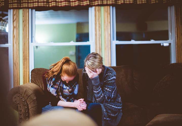 چطور با افراد بی شخصیت حرکت کنیم؟ ۱۰ راهکار روانشناسانه_دریای تکنولوژی 8 چگونه با افراد بی ادب برخورد کنیم؟ - به او پیشنهاد کمک بدهید