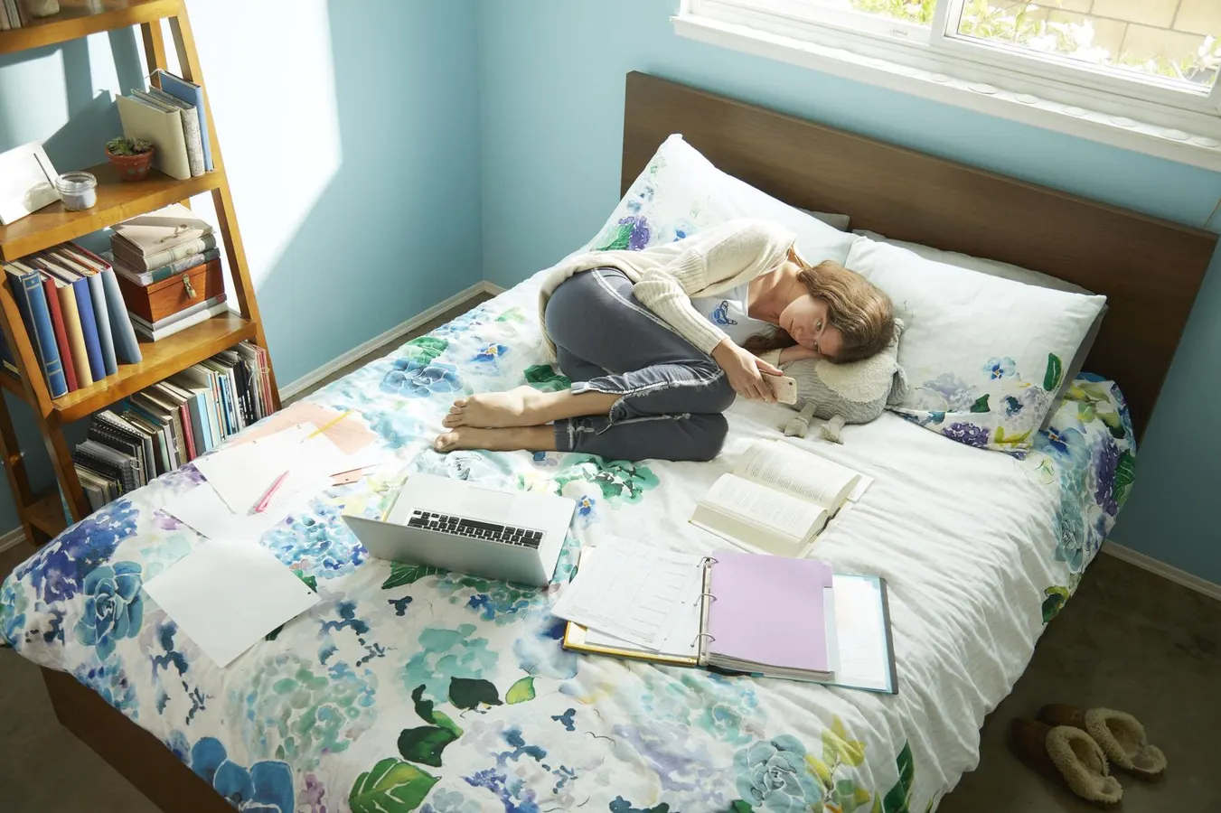 اهمال کاری چیست؟ انواع، علل و راهکارهای مقابله با آن_دریای تکنولوژی 25 دراز کشیدن دختر در تختخواب با کتاب ها