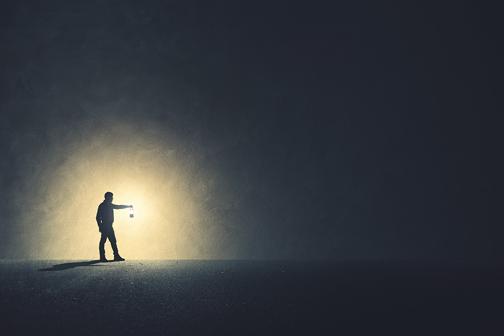 مقصد از خلقت انسان چیست؟_دریای تکنولوژی 23 مرد کنار دیوار با چراغ در دست در تاریکی