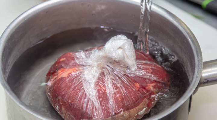 1758670130 134 گوشت تازه و منجمد چه تفاوت‌هایی دارند؟ آیا گوشت تازه