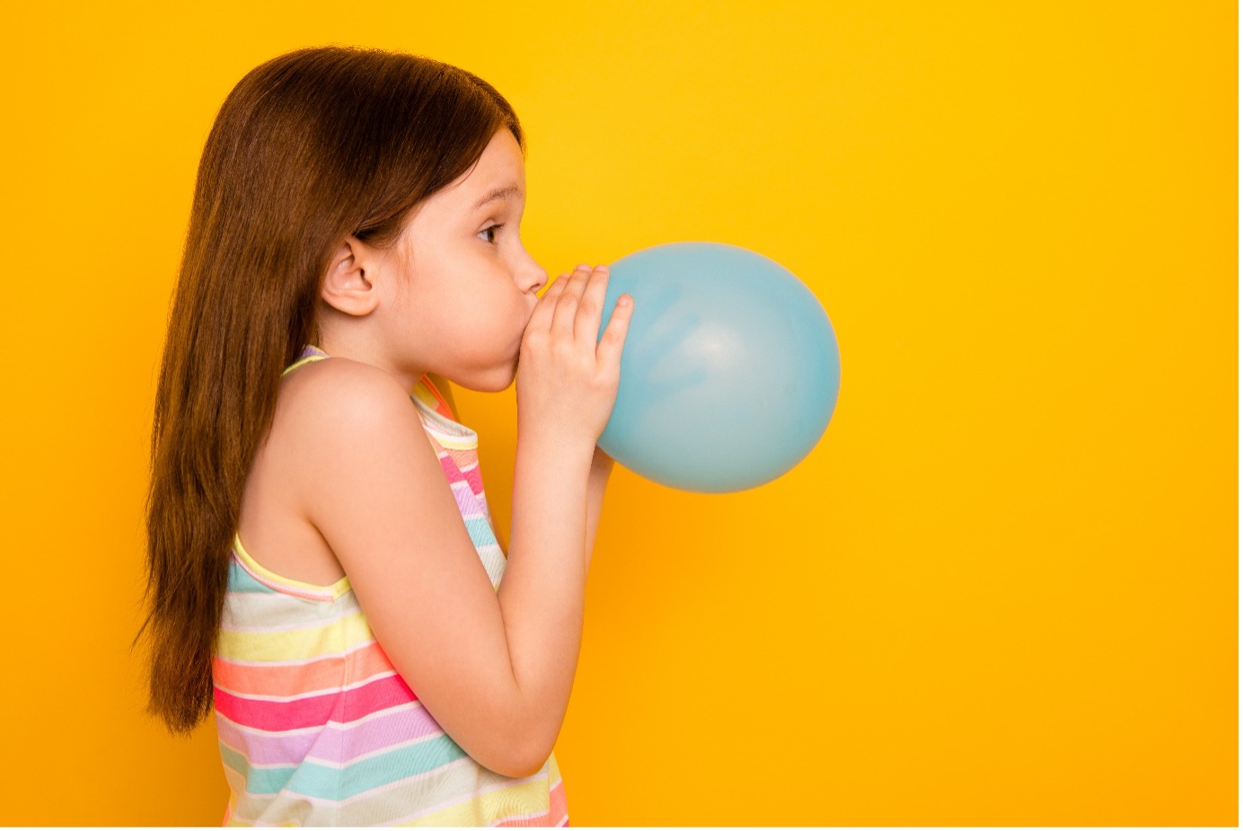 ۱۵ بازی برای کنترل خشم کودکان؛ چطور به کودکمان مدیریت خشم را آموزش دهیم؟_دریای تکنولوژی 10 باد کردن بادکنک دختر بچه