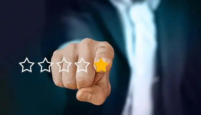 انتقاد سازنده چیست؛ چطور انتقاد کنیم تا دیگران دلخور نشوند؟_دریای تکنولوژی 6 اشاره دست به یک ستاره از پنج ستاره